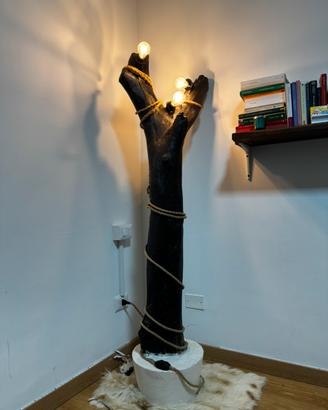 Lampada da terra di design con tronco naturale