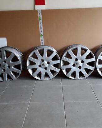 Cerchi in lega Nissan da 16 pollici