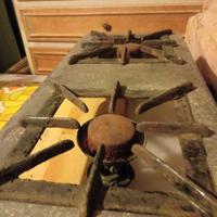 Fornello antico a gas in ferro.  Anni 1950.