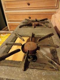 Fornello antico a gas in ferro.  Anni 1950.