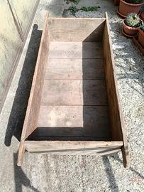 Antico contenitore in legno