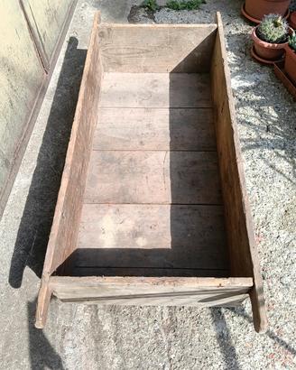 Antico contenitore in legno