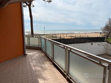 Frontemare/2 camere/ampia terrazza/p.auto coperto