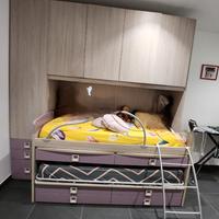 Cameretta con scrivania e cubi