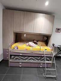 Cameretta con scrivania e cubi