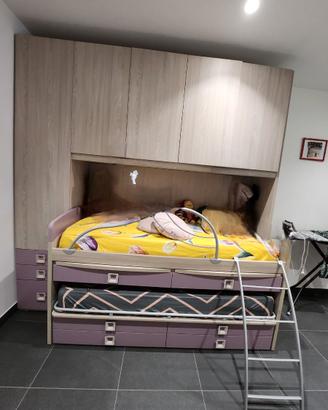 Cameretta con scrivania e cubi