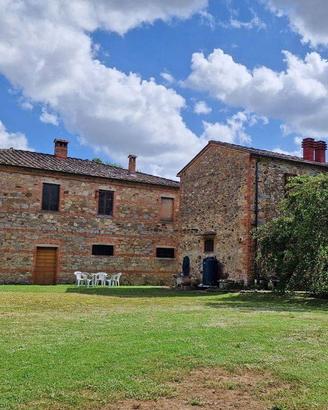 Rustico / Casale di 550 m² con 5 locali e box auto