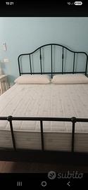 Letto matrimoniale in ferro battuto nero pari al n