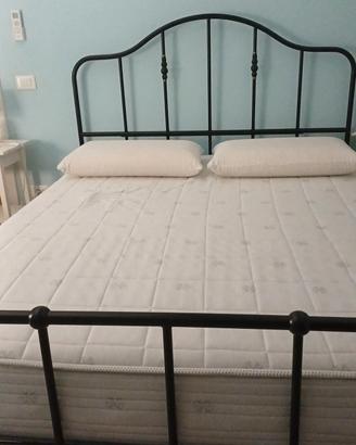 Letto matrimoniale in ferro battuto nero pari al n