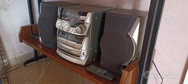 Stereo : radio, lettore CD, lettore audiocassette