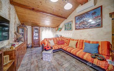 Terra cielo indipendente tre locali con terrazzo