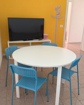 Armadio tavolo con sedie porta tv scrivania sedia