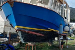 Imbarcazione cabinata a motore