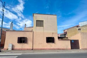 Casa indipendente con cortile e posto auto