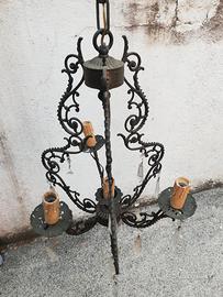 lampadario in ferro battuto con candelabri
