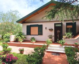 VILLA INDIPENDENTE con giardino mq.700
