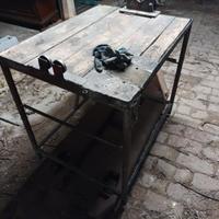 Tavolo da lavoro con morsa da idraulico e ferma tu