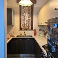 Cucina con elettrodomestici