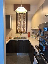 Cucina con elettrodomestici