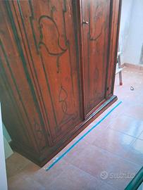 Armadio antico in legno massello dipinto