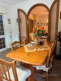 Tavolo con sedie in legno