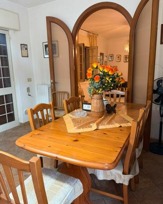 Tavolo con sedie in legno