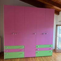 Armadio rosa e verde