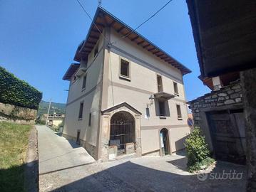 Casa indipendente di 480 m² con più di 5 locali a 