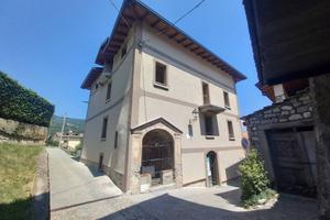 Casa indipendente di 480 m² con più di 5 locali a 
