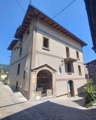 Casa indipendente di 480 m² con più di 5 locali a 
