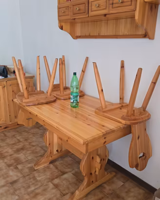 Tavolo e sedie in vero legno