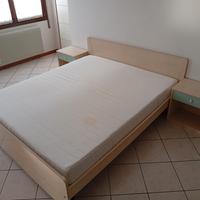 Letto matrimoniale a doghe con comodini. 