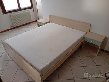 Letto matrimoniale a doghe con comodini. 