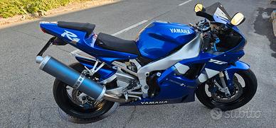 YAMAHA R1