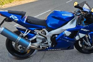YAMAHA R1
