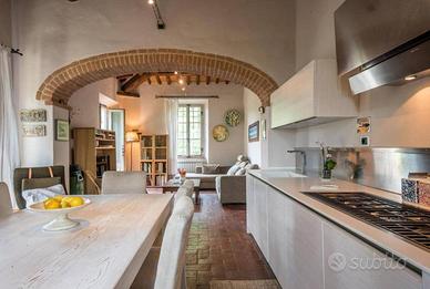 Rustico / Casale di 593 m² con più di 5 locali a R
