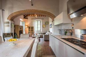 Rustico / Casale di 593 m² con più di 5 locali a R