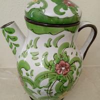 Teiera in ceramica decorata a mano