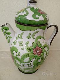 Teiera in ceramica decorata a mano