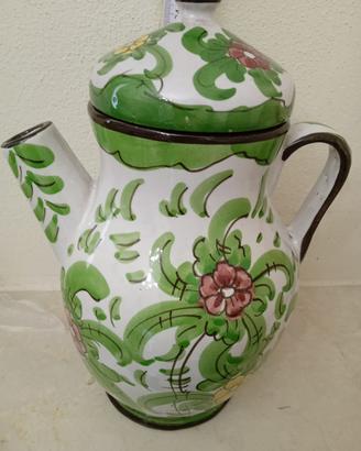 Teiera in ceramica decorata a mano