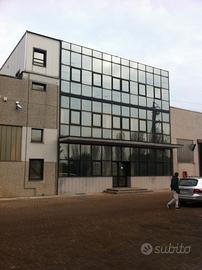Capannone con uffici ed area esterna