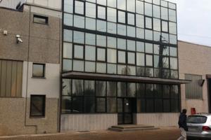 Capannone con uffici ed area esterna