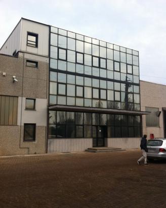 Capannone con uffici ed area esterna