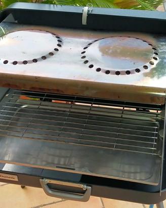 barbeque e tavolo da campeggio