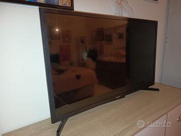 TV smart Samsung 32 pollici con telecomando.