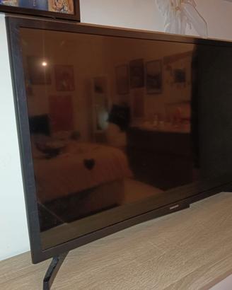 TV smart Samsung 32 pollici con telecomando.