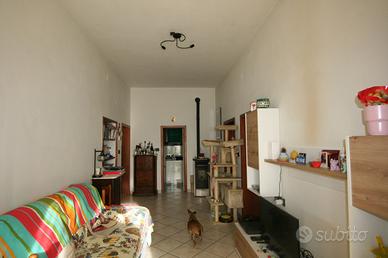 AP120 - Appartamento spazioso con giardino e garag