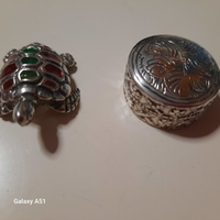 Due piccoli oggetti in argento