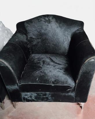 Poltrona elegante rivestita in cavallino nero