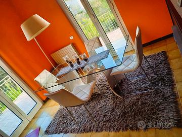 Tavolo in vetro elegante e moderno per salotto